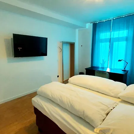 Helles Mit Kingsize-bett Homestay *
